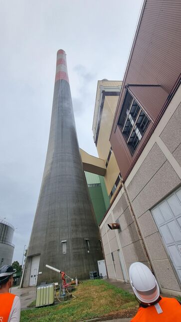 Markantes Bauwerk beim Kraftwerk Simmering, Symbol mit Baujahr 1902: Der 200 Meter hohe Abgasturm.